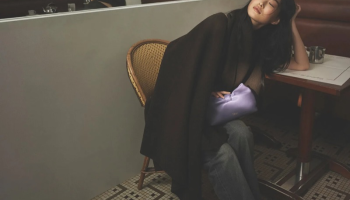 Dior Pre-Fall 2026 oslavuje „café girls“ a pařížskou eleganci všedního dne