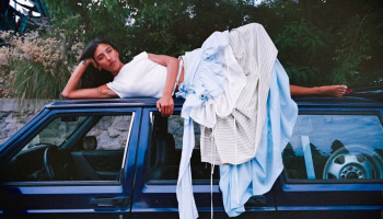Ella Mae je návrhářka, která mění pravidla módy. Jak vypadá „anti-fashion fashion“?