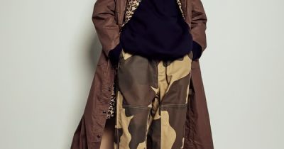 Maskáče a leopard v jednom outfitu? Engineered Garments pro podzim 2026 ukazují, že i dva výrazné vzory mohou fungovat vedle sebe. Klíčem je vrstvení a tlumená barevnost, která celý styling drží pohromadě. Foto: Engineered Garments, Fall/Winter 2026