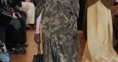 Maskáčový vzor v podání Uma Wang získává pro podzim 2026 nečekaně elegantní podobu. Foto: Uma Wang, Fall 2026 Ready-to-Wear