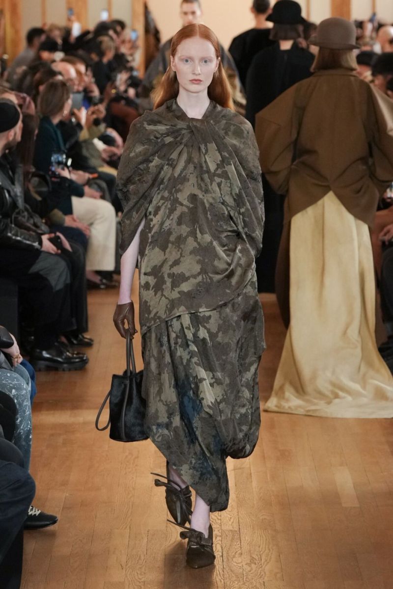 Maskáčový vzor v podání Uma Wang získává pro podzim 2026 nečekaně elegantní podobu. Foto: Uma Wang, Fall 2026 Ready-to-Wear