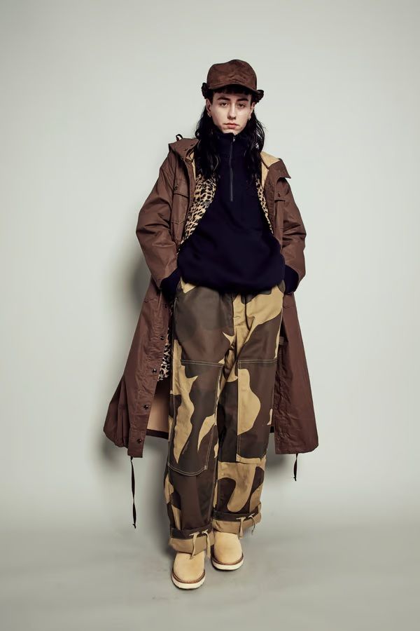 Maskáče a leopard v jednom outfitu? Engineered Garments pro podzim 2026 ukazují, že i dva výrazné vzory mohou fungovat vedle sebe. Klíčem je vrstvení a tlumená barevnost, která celý styling drží pohromadě. Foto: Engineered Garments, Fall/Winter 2026